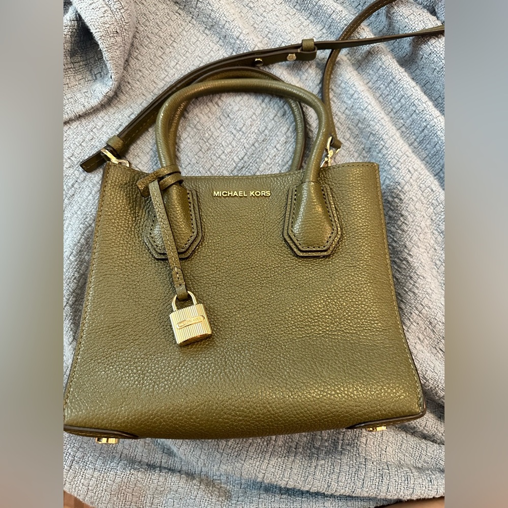 Michael Kors Mercer Medium Messenger Leather Bag